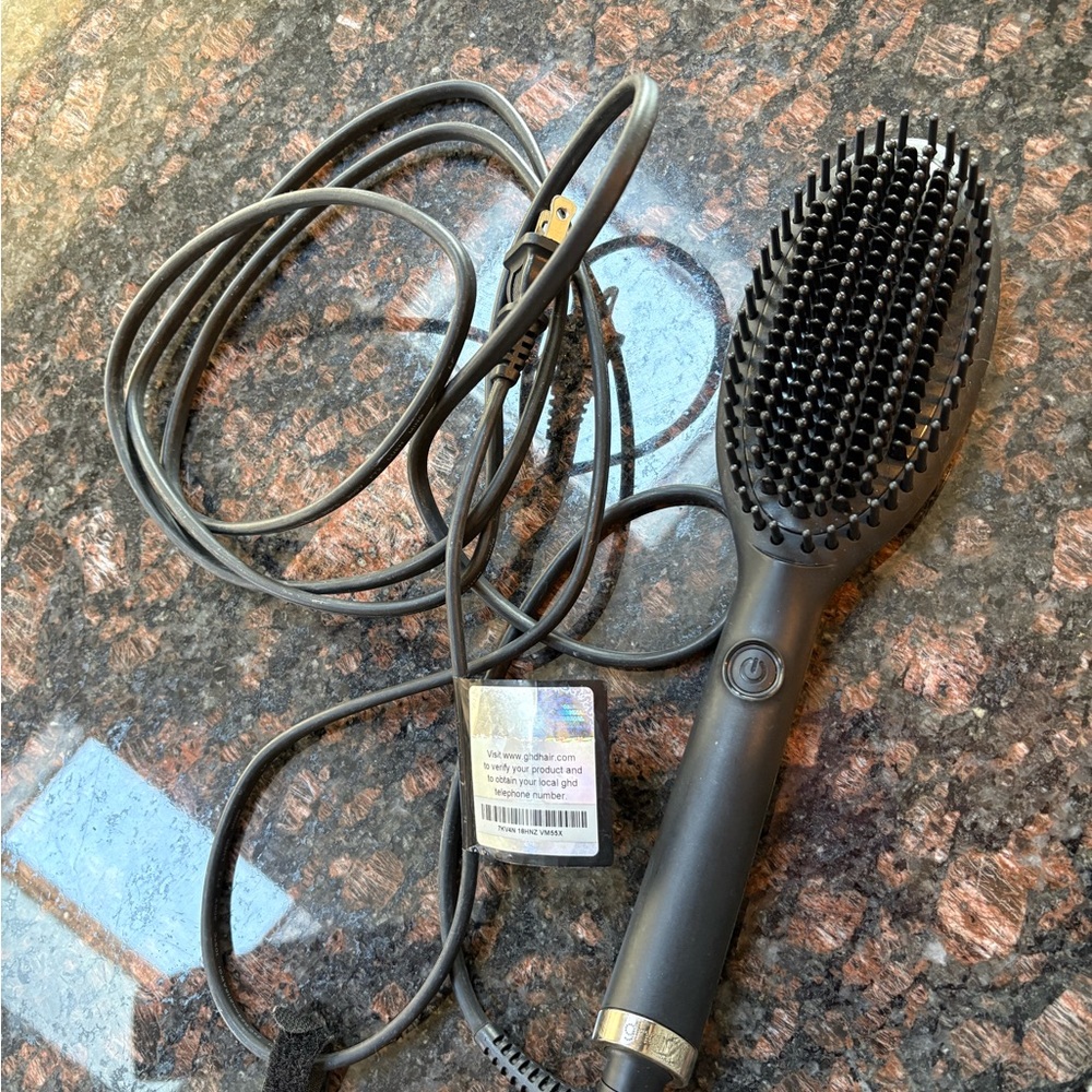 ghd Glide Smoothing Hot Brush in Black